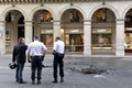 強盗被害に遭ったフランス・パリ（Paris）中心部の高級宝飾店の周辺を警備する警官ら（2013年9月9日撮影）。(c)AFP/MIGUEL MEDINA