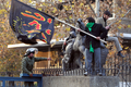 テヘラン（Tehran）の英大使館の外壁に立つデモ参加者（2011年11月29日撮影）。(c)AFP/ATTA KENARE 

&lt;a href=&quot;http://www.afpbb.com/article/politics/2843237/8142398&quot;&gt;&lt;b&gt;記事本文を読む&lt;/b&gt;&lt;/a&gt;