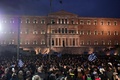 ギリシャの首都アテネの国会議事堂周辺に集まった、年金改革などに抗議する数千人の農業従事者たち（2016年2月12日撮影）。(c)AFP/LOUISA GOULIAMAKI