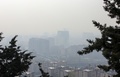大気汚染によるスモッグに覆われたイランの首都テヘラン北部（2019年12月15日撮影）。(c)STR / AFP