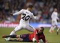 サッカースペイン国王杯（Copa del Rey 2013-14）5回戦、レアル・マドリード（Real Madrid）対オサスナ（CA Osasuna）第1戦。ボールを競るオサスナのフランシスコ・シウバ・ガハルド（Francisco Silva Gajardo、下）とレアル・マドリードのヘセ・ロドリゲス（Jese Rodriguez、2014年1月9日撮影）。(c)AFP/DANI POZO