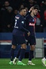 サッカーフランス杯準々決勝、パリ・サンジェルマン対ニース。チーム3点目を決めたルーカス・ベラウド（右）を祝福するパリ・サンジェルマンのキリアン・エムバペ（2024年3月13日撮影）。(c)FRANCK FIFE / AFP