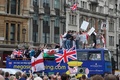 英ロンドン・トラファルガー近くで観光バスを占拠した極右団体元代表のトミー・ロビンソン氏の支持者ら（2018年6月9日撮影）。(c)AFP PHOTO / Daniel LEAL-OLIVAS