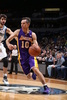 13-14NBAミネソタ・ティンバーウルブズ（Minnesota Timberwolves）対ロサンゼルス・レイカーズ（Los Angeles Lakers）。ドライブを仕掛けるロサンゼルス・レイカーズのスティーブ・ナッシュ（Steve Nash、2014年2月4日撮影）。(c)AFP/Getty Images/NBAE/David Sherman