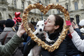 犬にキスをする飼い主。仏パリで（2014年2月14日撮影、資料写真）。(c)FRANCOIS GUILLOT / AFP