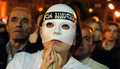 グルジアの首都トビリシ（Tbilisi）で、仮面を付けて夜の抗議活動に参加した野党連合「統一野党（United Opposition Council）」支持者（2008年5月21日撮影）。与党圧勝との出口調査の結果を受けて約1000人が集まった。(c)AFP/SERGEI SUPINSKY