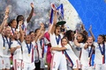 女子サッカー欧州チャンピオンズリーグ決勝、FCバルセロナ対オリンピック・リヨン。トロフィーを掲げてチームメートと優勝を喜ぶオリンピック・リヨンのウェンディ・ルナール（中央、2022年5月21日撮影）。(c)FRANCK FIFE / AFP