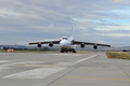 トルコの首都アンカラにある空軍基地に着陸する、地対空ミサイルシステム「S400」を搭載したロシア軍輸送機。トルコ国防省提供（2019年7月12日撮影・提供）。(c)AFP PHOTO / TURKISH DEFENCE MINISTRY