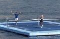 メキシコ・ゲレロ（Guerrero）州のアカプルコ（Acapulco）で、サンタルシア湾（Santa Lucia Bay）に浮かべたコートでエキシビションマッチに臨むカナダの女子選手、ユージェニー・ブシャール（右、Eugenie Bouchard）と、ブルガリアの男子選手、グリゴール・ディミトロフ（Grigor Dimitrov、2014年2月24日撮影）。(c)AFP/Pedro PARDO