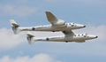 米ウィスコンシン（Wisconsin）州オシュコシュ（Oshkosh）で28日、エクスペリメンタル航空機協会（Experimental Aircraft Association）が主催する毎年恒例の航空ショーが開催された。写真は、宇宙旅行会社「ヴァージン・ギャラクティック（Virgin Galactic）」が企画する宇宙旅行用の有人宇宙船「スペースシップ・ツー（SpaceShipTwo）」の「母艦」となる双胴型飛行機「イブ（Eve）」（別名「ホワイトナイト・ツー（WhiteKnightTwo）」、2008年7月28日撮影）。(c)AFP/Getty Images/Jonathan Daniel