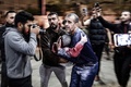 パレスチナ自治区ガザ地区ハンユニスで、イスラエル軍の爆撃で負傷した子どもをナセル病院に運び込む男性（2023年12月17日撮影）。(c)STRINGER / AFP