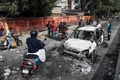 インド北東部アッサム州グワハティで、市民権改正法案（CAB）に対する抗議デモの後に残された破壊された車両（2019年12月13日撮影）。(c)Sajjad  HUSSAIN / AFP
