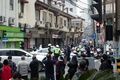中国・上海の黄浦区で、隔離対象となった住宅街周辺を封鎖する防護服姿の警察官ら（2021年1月21日撮影）。(c)STF / AFP