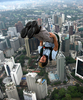 2007年8月24日、KLタワー（Kuala Lumpur Tower、KL Tower）からジャンプするベース・ジャンパー。(c)AFP