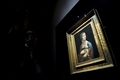 レオナルド・ダ・ヴィンチ（Leonardo da Vinci）絵画「白貂を抱く貴婦人（Lady with an Ermine）」が25日、ドイツ・ベルリンのボーデ博物館（Bode Museum）で、同国では第二次世界大戦後初めて一般公開される。

　15世紀に描かれた同作品は、ダ・ヴィンチが女性を描いた4枚しかない作品のひとつ。第二次世界大戦中にナチスがポーランドから収奪し、戦後、ポーランドに返還された。

　写真は、ボーデ博物館に展示された同作品（2011年8月24日撮影）。(c)AFP/JOHN MACDOUGALL