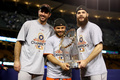 17MLBワールドシリーズ（7回戦制）第7戦、ロサンゼルス・ドジャース対ヒューストン・アストロズ。優勝を飾り、トロフィーを手にするヒューストン・アストロズの（左から）ジャスティン・バーランダー、ホセ・アルトゥーベ、ダラス・カイケル（2017年11月1日撮影）。(c)Ezra Shaw/Getty Images/AFP