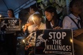 フィリピンの首都マニラで、警官に射殺された17歳の少年キアン・デロスサントスさんの通夜に参列したデロスサントスさんのクラスメートら（2017年8月25日撮影）。(c)AFP/Noel CELIS