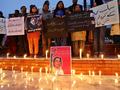 2008年1月9日、パキスタンの首都イスラマバード（Islamabad）で、ろうそくをともして故ベナジル・ブット（Benazir Bhutto）元首相をしのぶ人権団体。(c)AFP/Aamir QURESHI