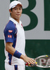 全仏オープンテニス（French Open 2013）は1日、男子シングルス3回戦が行われ、大会第13シードの錦織圭（Kei Nishikori）は6-3、6-7、6-4、6-1で第24シードのブノワ・ペール（Benoit Paire、フランス）を下し、4回戦に進出した。

試合に臨む錦織圭（2013年6月1日撮影）。(c)AFP/PATRICK KOVARIK