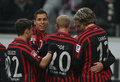12-13ドイツ・ブンデスリーガ1部は26日、第19節の試合が各地で行われ、フランクフルト（Eintracht Frankfurt）は2-1で1899ホッフェンハイム（1899 Hoffenheim）に勝利した。

後半22分にチーム2得点目を挙げ、チームメイトに祝福されるフランクフルトのシュテファン・アイグナー（Stefan Aigner、右奥、2013年1月26日撮影）。(c)AFP/DANIEL ROLAND
