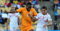 サッカー2013アフリカネイションズカップ（2013 The Africa Cup of Nations）は26日、グループDの2試合が行われ、コートジボワールは3-0でチュニジアを下した。

チュニジアのユセフ・ムサクニ（Youssef Msakni、右）とボールを競るコートジボワールのディディエ・ドログバ（Didier Drogba、2013年1月26日撮影）。(c)AFP/ALEXANDER JOE