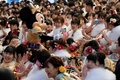 千葉県浦安市の東京ディズニーランドで行われた成人式で、新成人を祝福するミニーマウス（2020年1月13日撮影）。(c)Kazuhiro NOGI / AFP