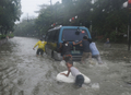 　フィリピンを直撃した台風17号（アジア名：Nesat、ネサット）による死者は、29日までに少なくとも35人に達した。45人が行方不明で、当局は今後も死者の数は増える可能性があると警告している。
　テレビ報道によると、フィリピン北部の穀倉地帯では広範囲で洪水が発生し、停電も続いているほか、道路が寸断されて孤立している。また、ルソン（Luzon）島では17万人近くが避難所にいる。
　フィリピン沖には別の暴風が発生しており、当局によると、数日中に台風となってフィリピンに上陸する恐れがある。
　一方、台風17号が近づいている香港（Hong Kong）では29日、株式市場や学校が休みとなり、交通機関も運休となった。

　写真はフィリピン・マニラ（Manila）で、台風17号による洪水の中、車を押して歩く人々（2011年9月27日撮影）。(c)AFP/TED ALJIBE
