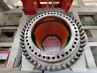 世界最大規模の衝撃式水車水力発電機　ローターのつり込みが完了
