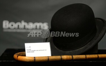 チャップリンの山高帽とステッキ、510万円で落札 米国 写真1枚 国際