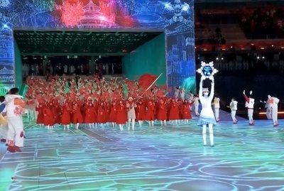 北京冬季五輪開会式入場行進、プラカードの雪の花には中国式ロマン