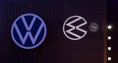 独VWロゴが新型ウイルスをパクリ！ 本社工場再開でプロジェクション演出