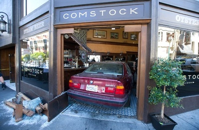 バーに車がすっぽり、米カリフォルニア州で事故