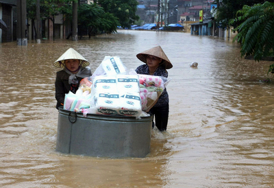 ベトナムで台風による洪水、少なくとも25人死亡