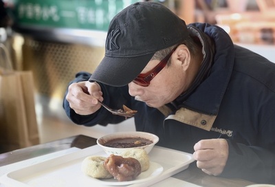 春節の準備で食べる中国伝統の「臘八粥」 帰省費用のねん出にも