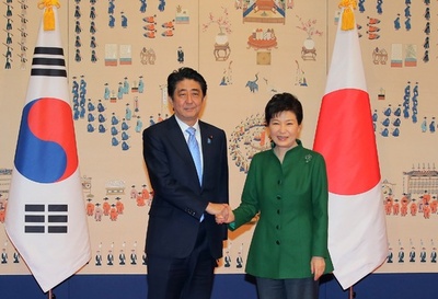 安倍首相と朴大統領が初会談、慰安婦問題の交渉加速で一致