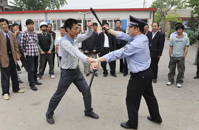 刃物男が学校を襲撃、子ども10人負傷 中国・海南省