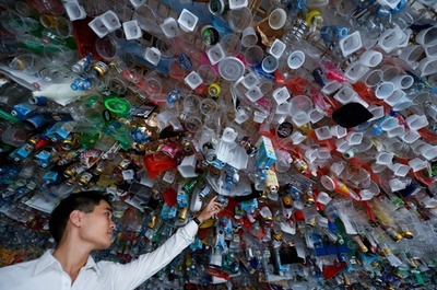 天井覆いつくす家庭ごみ、アートで削減訴え ベトナム