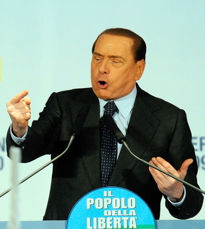 ベルルスコーニ伊首相、南仏リゾートで裸像をお買い上げ