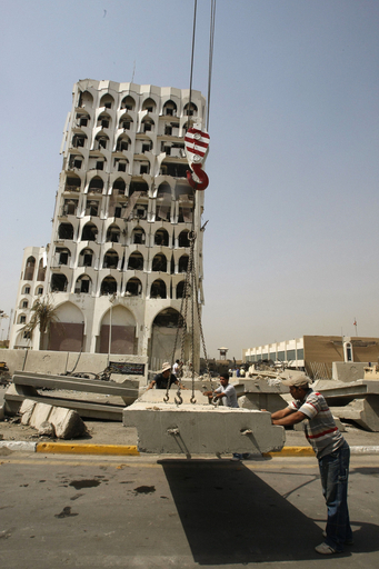 「治安部隊と武装勢力が共謀」、バグダッド自爆攻撃で イラク外相語る