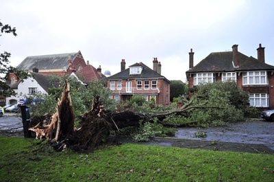 英仏に10年に1度の暴風雨