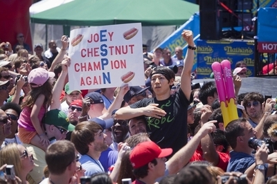 早食い大会で逮捕の小林さん釈放、「気持ちが高ぶり」と弁明