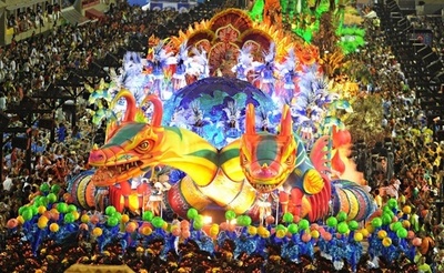 カーニバルの山車炎上、4人死亡 ブラジル・サントス