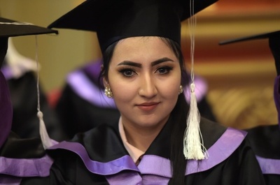 アフガン初、女性学専攻の学生に学位 「社会変える力に」