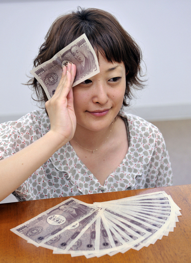 “1万円札”皮脂取り紙でセレブ気分? 「拭沢油吉（ふくざわゆきち）」発売