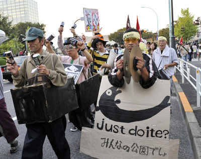 企業による公園のスポーツ施設化に反対するデモ