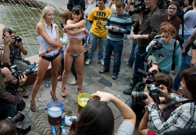 メドベージェフ大統領にもセクシー美女の応援団？ロシア