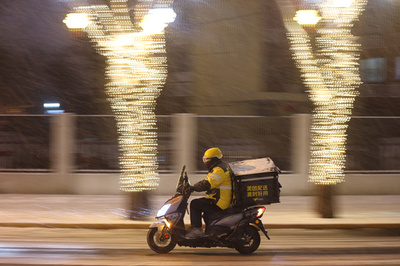 京東がフードデリバリー市場に参入、美団と餓了麼が迎え撃つ