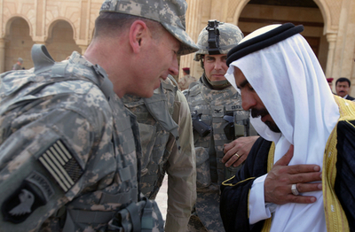 駐留米軍のペトレアス新司令官、部族長らと面会 - イラク