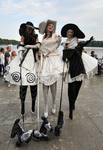 やたら背の高いご婦人たちの正体は…？ドイツ