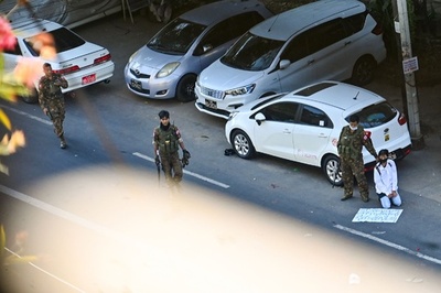 ミャンマー国軍、車でデモ隊に突入 3人負傷